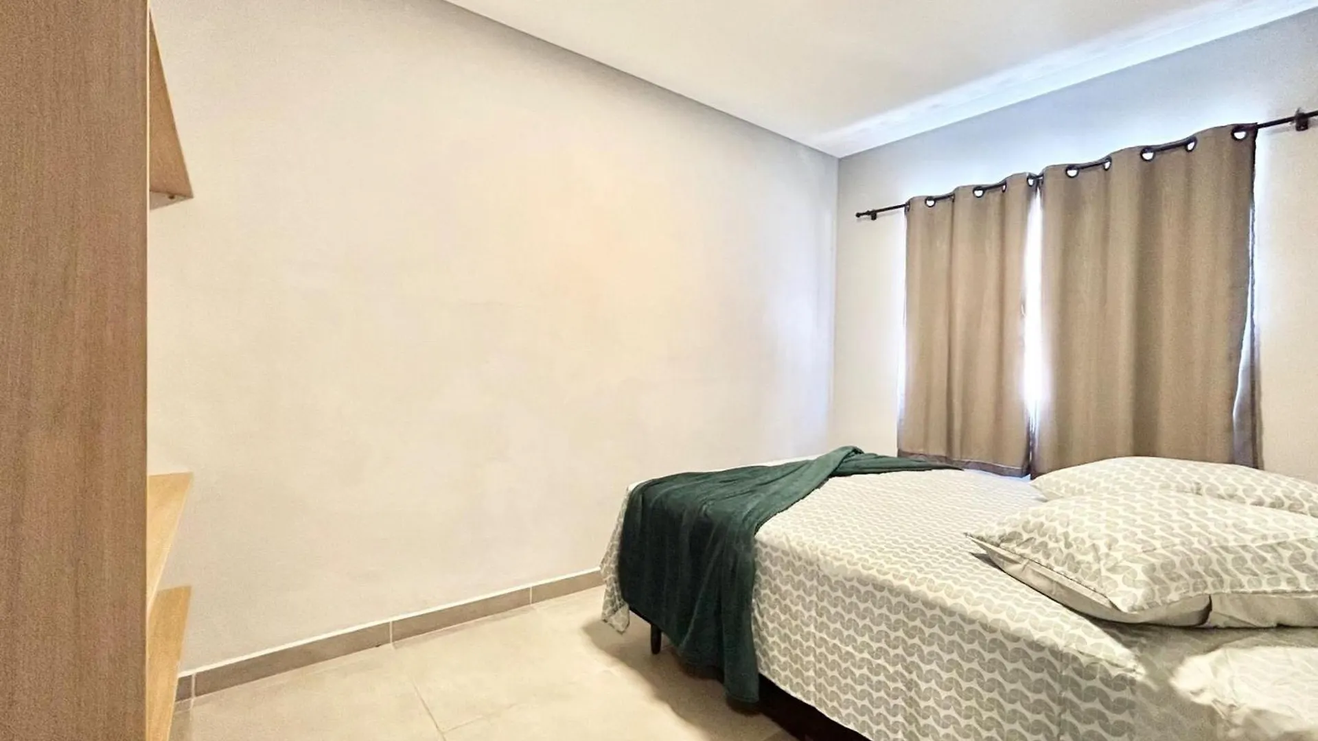 004 - Apartamento Com 2 Dormitorios Na Praia De Bombas Bombinhas
